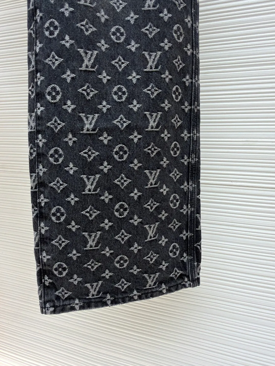 LOUIS VUITTON limited torn jacquard red man embroidered jeans ●Authentic product: purchased and developed for 15500 ●Item number: 1681037-B05 ●Fabric: denim fabric ●Technology: jacquard production ●Version: loose fit ●Weight: about 940 grams ●Size: 30-32-34-36 ●Description: The denim fabric is made of 100% cotton and classic double-sided jacquard with jacquard technology; it is woven with high-density equipment imported from Italy, with clear texture; the new dip-dye treatment is anti-wrinkle, anti-shrinkage and anti-deformation. The back panel uses bract core three-dimensional embroidery technology and uses glossy mercerized embroidery thread, which adds light and dark tones to the raised pattern. Three-dimensional embroidery mainly achieves three-dimensional effects through flat embroidery and layering. Because the embroidery thread is relatively thin, it is difficult to create such an exaggerated three-dimensional effect. Three-dimensional bract core cotton is added to the production to increase the three-dimensional effect. The overall wiring is straight and delicate, the fabric is comfortable and soft, and the color is consistent without color difference. It can be matched with the same style to create a fashionable look and control various occasions. Customized accessories, complete with three standards, same style for men and women!